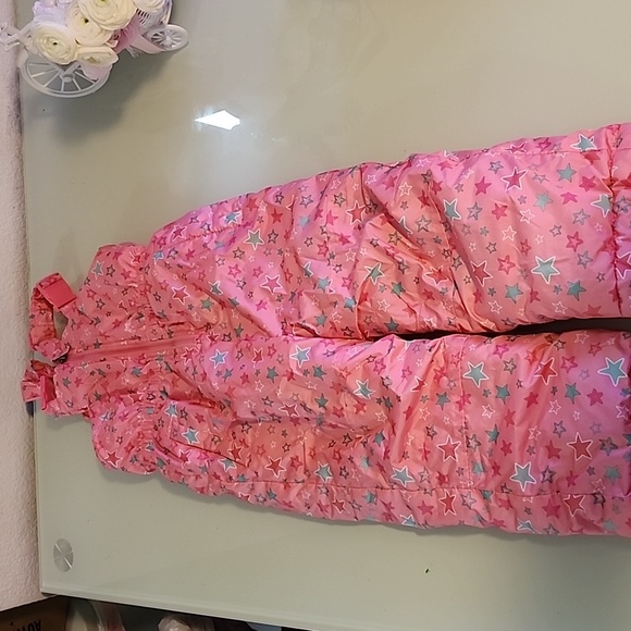 girl's snowsuit, worn a couple of times, small wear on the zipper key. - Picture 2 of 5